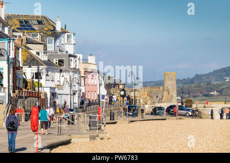 Häuser mit Blick auf Lyme Strand in der Küstenstadt Lyme Regis in Dorset. Stockfoto