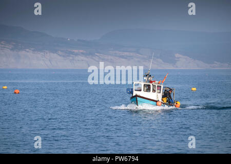 Ein kleines Fischerboot zurück zum Hafen in Dorset. Stockfoto