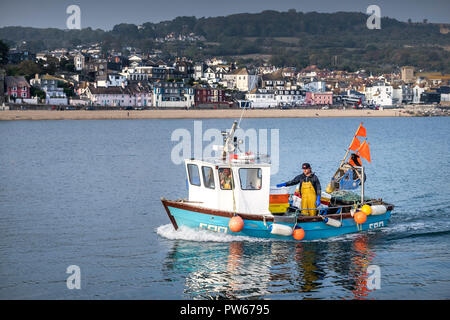Ein kleines Fischerboot dampfenden segeln Vergangenheit der Küstenstadt Lyme Regis in Dorset. Stockfoto