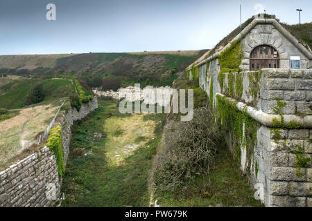 Die South West graben Graben in der Nähe der südlichen Einfahrt nach HM Gefängnis Verne auf der Isle of Portland, Dorset, Großbritannien. Stockfoto