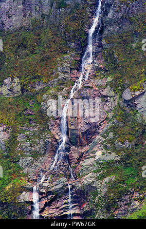 Western Brook Pond und Gros Morne National Park, Neufundland, Kanada, Spazierwege, Wasserfall und Tischplatte in den Bergen, im Landesinneren fjiord Stockfoto