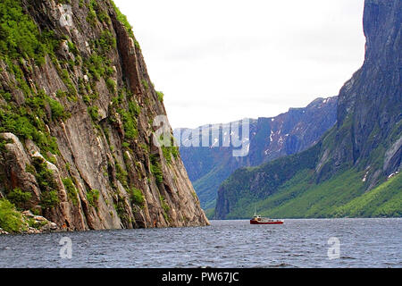 Western Brook Pond und Gros Morne National Park, Neufundland, Kanada, Boot und der Tischplatte Berge, Inland fjiord Stockfoto