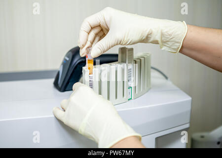 Laboratory Assistant hält Reagenzglas zur Analyse, close-up Stockfoto