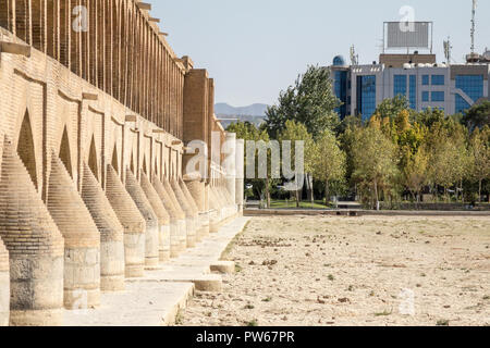 Si-o-Seh Pol Brücke von einem seiner Banken gesehen am Nachmittag mit dem trockenen Zayandeh Fluss, in Isfahan, Iran. Auch bekannt als Allahverdi Khan Bridge, i Stockfoto