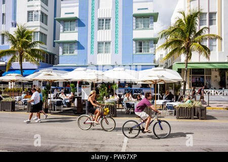 Miami Beach, Florida, Ocean Drive, Neujahr, Casca, Hotel, Straße, Straßencafé, Restaurants, Restaurants, Restaurants, Restaurants, Restaurants, Cafés, Sonnenschirme, Außenterrasse Stockfoto