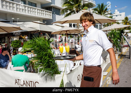 Miami Beach, Florida, Ocean Drive, Neujahr, Atlantic Bar & Grill, Restaurant, Restaurants, Essen, Essen, Café, Außenterrasse, hispanische Küche Stockfoto