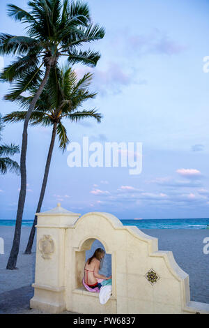 Hollywood Florida, Hollywood Beach Boardwalk, Atlantischer Ozean Wasser Palmen, öffentliche Strände, Meer, Wand, Erwachsene Erwachsene Frau Frauen weibliche Dame, Stockfoto