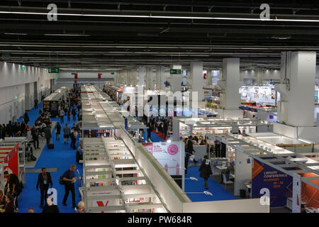 Frankfurt am Main, Deutschland. 11 Okt, 2018. Blick über einige der Stände auf der Frankfurter Buchmesse. Die 70. Frankfurter Buchmesse 2018 ist die weltweit größte Buchmesse mit über 7.000 Ausstellern und über 250.000 erwarteten Besucher. Es ist geöffnet vom 10. bis zum 14. Oktober mit der letzten zwei Tage für die Öffentlichkeit geöffnet wird. Quelle: Michael Debets/Pacific Press/Alamy leben Nachrichten Stockfoto