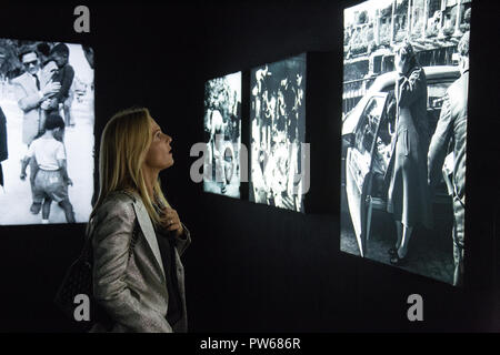 Rom, Italien. 11 Okt, 2018. Fotoauftrag der Eröffnung der Fotoausstellung "Rino Barillari - der König der Paparazzi' an der MAXXI in Rom, für die Karriere der italienische Fotograf Rino Barillari Credit: Matteo Nardone/Pacific Press/Alamy leben Nachrichten Stockfoto