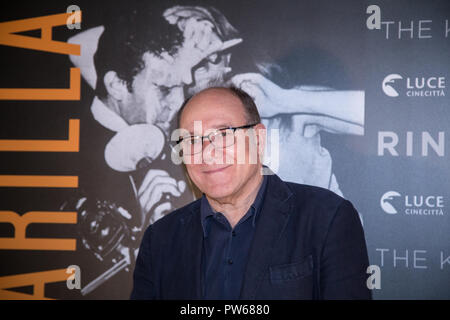 Rom, Italien. 11 Okt, 2018. Carlo Verdone Fotoshooting von der Eröffnung der Fotoausstellung "Rino Barillari - der König der Paparazzi' an der MAXXI in Rom, für die Karriere der italienische Fotograf Rino Barillari Credit: Matteo Nardone/Pacific Press/Alamy leben Nachrichten Stockfoto