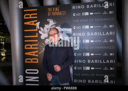 Rom, Italien. 11 Okt, 2018. Carlo Verdone Fotoshooting von der Eröffnung der Fotoausstellung "Rino Barillari - der König der Paparazzi' an der MAXXI in Rom, für die Karriere der italienische Fotograf Rino Barillari Credit: Matteo Nardone/Pacific Press/Alamy leben Nachrichten Stockfoto