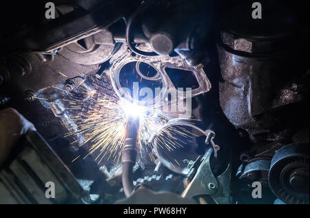 Schweißarbeiten an Auto Motor close-up Stockfoto