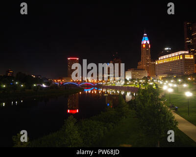 COLUMBUS, Ohio - 15. JULI 2018: Eine Nacht von Sicht von John W. Galbreath Bicentennial Park und die Skyline der Stadt von Columbus, Ohio auf dem Fluss widerspiegelt. Stockfoto