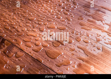 Wassertropfen auf einem Holzbrett closeup Stockfoto