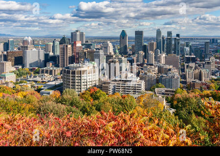 Montreal, Kanada - 12. Oktober 2018: Skyline von Montreal mit Herbstfarben vom Mont Royal Belvedere Kondiaronk Stockfoto