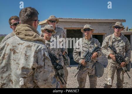 Us Marine Corps Lance Cpl. Garrett Krause, ein motorman mit Kilo Unternehmen, 3.BATAILLON, 1 Marines, gibt eine Klasse zur Durchführung einer Leibesvisitation bei Waffen und Taktiken Tauchlehrer Kurs (WTI) 1-18 bei Yuma, Ariz., Sept. 27, 2017. WTI ist ein 7 Woche Schulungsveranstaltung durch Marine Aviation Waffen und Taktiken Squadron (MAWTS-1) Kader, die operative Integration der sechs Funktionen des Marine Corps Luftfahrt, bei der Unterstützung einer Marine Air Ground Task Force betont gehostet werden. MAWTS-1 bietet standardisierte Advanced Tactical Training und Zertifizierung der Ausbilder Qualifikationen zu unterstützen Stockfoto