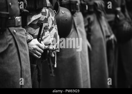 Nahaufnahme des Deutschen militärischen Munition eines deutschen Soldaten. Nicht identifizierte Re-enactors als Zweiter Weltkrieg deutsche Soldaten Dauerauftrag gekleidet. Foto In Stockfoto