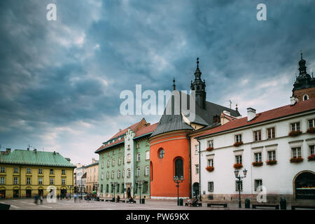 Krakau, Polen. Der St. Barbara Kirche auf kleinen Marktplatz In trüben Sommertag. Das Wahrzeichen der Stadt. UNESCO-Weltkulturerbe. Stockfoto