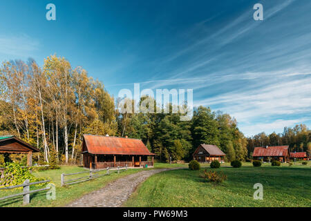 Berezinsky, Biosphärenreservat, Belarus. Traditionelle belarussische Tourist Guest Houses im Herbst Landschaft. Beliebter Ort für Erholung und aktive Eco - Tourismus Stockfoto