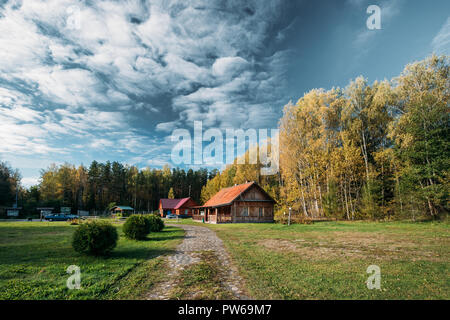 Berezinsky, Biosphärenreservat, Belarus. Traditionelle belarussische Tourist Guest Houses im Herbst Landschaft. Beliebter Ort für Erholung und aktive Eco - Tourismus Stockfoto