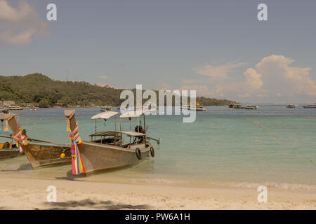 Long tail Boote in Koh Phi Phi Stockfoto