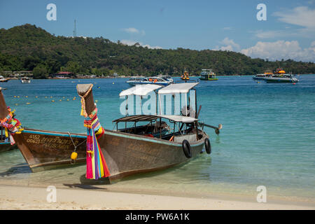 Long tail Boote in Koh Phi Phi Stockfoto