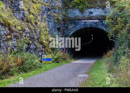 Eine der vielen Tunnel für Midland Railway in den 1870er Jahren gebaut. Für eine lange Zeit die Tunnel entlang Monsal Trail geschlossen waren, aber sie sind jetzt leuchtet, um al Stockfoto