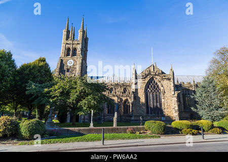 Die Kirche St. Johannes der Täufer in Tideswell Derbyshire, während unter einem blauen Himmel im Herbst 2018 gesehen. Stockfoto