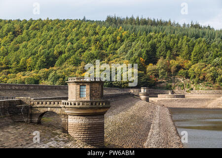 Ladybower Damm an der Südseite des Ladybower Reservoir in der Nähe von Bamford in Derbyshire. Stockfoto