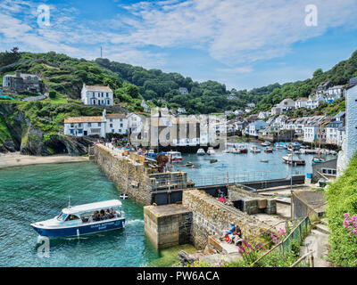 Vom 6. Juni 2018: Polperro, Cornwall, Großbritannien - eines der schönsten Dörfer in Cornwall, auf einer idyllischen Sommertag, mit einem Boot nur verlassen den Hafen. Stockfoto