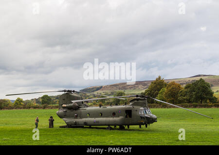 Die Besatzung außerhalb einer Royal Air Force CH-47-HC.6A Chinook Hubschrauber nach seiner vorübergehend geerdet nach einem Vogelschlag bei geringer Höhe fliegen. Siehe Stockfoto