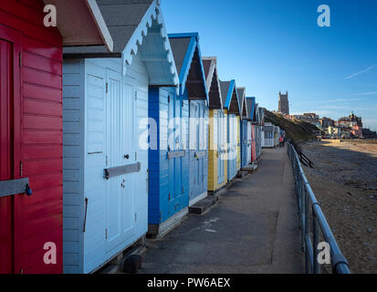 Bunte Badehäuschen entlang der sandigen Küste bei Cromer, North Norfolk, England, Großbritannien Stockfoto