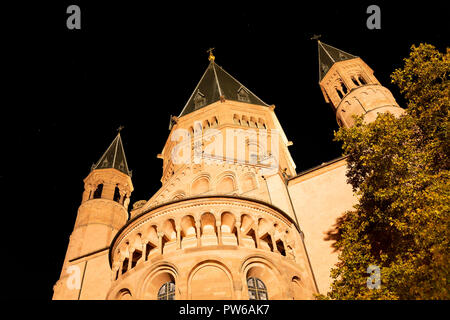 Mainz, den 12. Oktober. 2018 - Fassade der Kathedrale St. Martin Dom in Mainz bei Nacht beleuchtet. Nach dem Brennen in 1009, die cathed Stockfoto