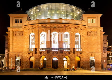 Mainz, Gutenbergplatz, Oktober 12. 2018 - Staatstheater Mainz bei Nacht. Das Theater wurde zwischen 1829 und 1833 von den Architekten Georg Stockfoto