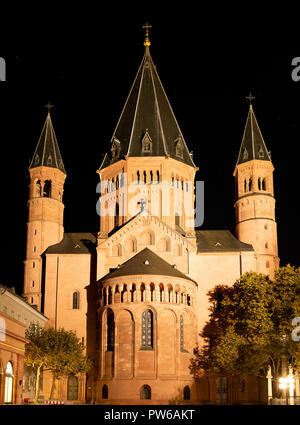 Mainz, den 12. Oktober. 2018 - Fassade der Kathedrale St. Martin Dom in Mainz bei Nacht beleuchtet. Nach dem Brennen in 1009, die cathed Stockfoto