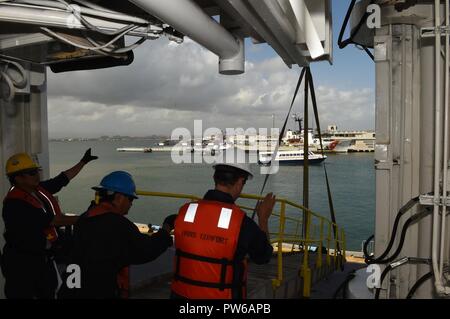 SAN JUAN, Puerto Rico (Okt. 2010) 3, 2017) Die Military Sealift Command Hospital Ship USNS Comfort (T-AH 20) kommt in San Juan, Puerto Rico, für humanitäre Maßnahmen. Das Verteidigungsministerium ist die Unterstützung der Federal Emergency Management Agency, der Leiter der Föderalen Agentur, dabei helfen, die Betroffenen durch den Hurrikan Maria Leiden zu minimieren und ist ein Bestandteil der gesamten-von-Reaktion seitens der Regierung. Stockfoto