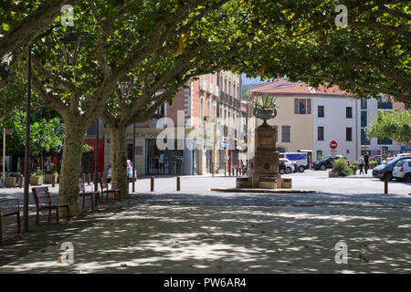Prades, schattigen Dorfplatz Stockfoto