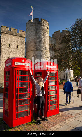 UK, Kent, Canterbury, North Lane, Westgate Towers, touristische für Souvenir Fotos bei K6 rote Telefonzellen posing Stockfoto
