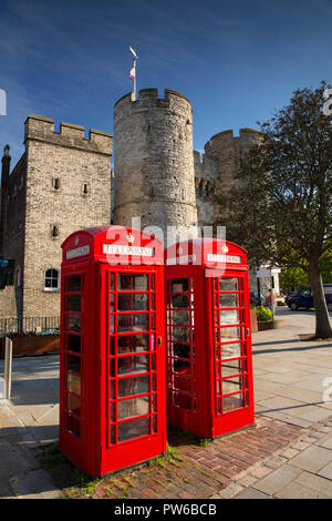 UK, Kent, Canterbury, North Lane, Westgate Towers, K 6 rote Telefonzellen Stockfoto