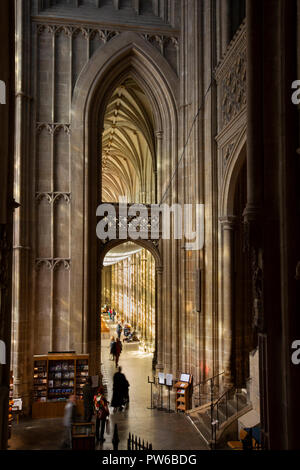 UK, Kent, Canterbury, die Kathedrale von Canterbury Innenraum, Durchgang neben Chor in Nave Stockfoto