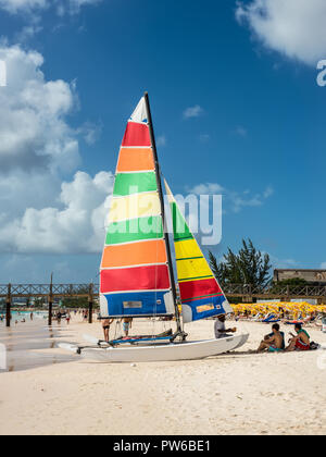 Bridgetown, Barbados - 18. Dezember 2016: Brownes Beach an der Ozeanküste Menschen mit bunten Segeln auf einer Yacht im sonnigen Tag in Bridgetown, Barbados. Stockfoto