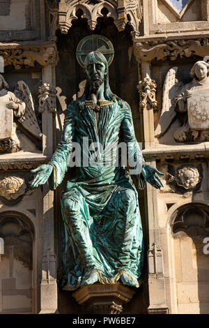 UK, Kent, Canterbury, Buttermarket, der Kathedrale von Canterbury Gateway, 1990 Bronze Skulptur Christi von Klaus Ringwald von Schonach, Deutschland Stockfoto