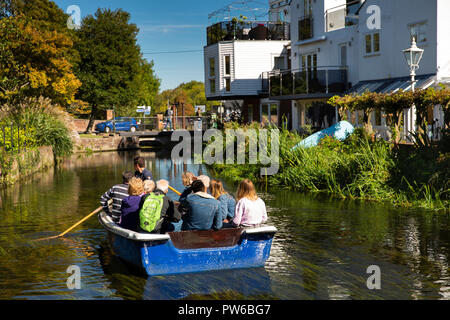 UK, Kent, Canterbury, Abbot's Mühle, die Besucher auf der Boot Tour vorbei an der Rückseite der Häuser auf Mill Lane neben Fluss Great Stour Stockfoto