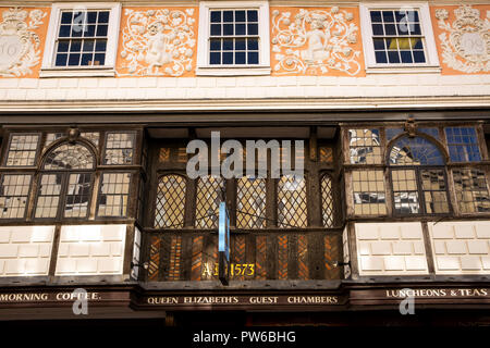 UK, Kent, Canterbury, 44 High Street, dekorative 1698 pargeting Verputz über 1573 Gebäude aus Holz mit Caffe Nero Coffee Shop Stockfoto