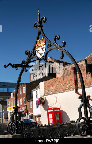 UK, Kent, Canterbury, untere Brücke Straße, Eingeweihte Zeichen über öffentliche wc Eingang von Old Red K6 Phone Box Stockfoto