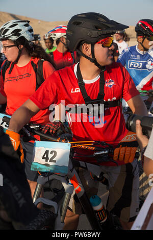 Mountainbike Rennen, Querfeldein, ein Radfahrer trgt eine Gopro auf seiner  Brust. Muscat, Oman Stockfotografie - Alamy