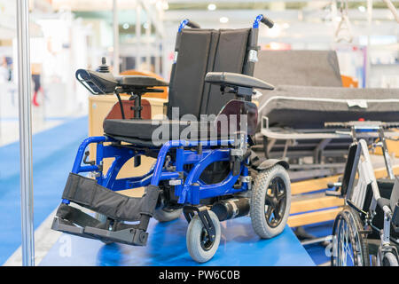 Rollstuhl an einer medizinischen Ausstellung. Rollstuhl mit Elektromotor. Stockfoto