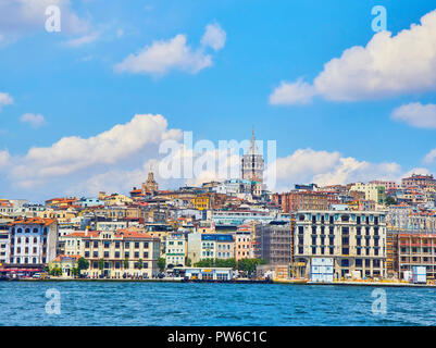 Istanbul, Türkei - 9. Juli 2018. Blick auf den Stadtteil Karakoy Skyline mit der Galata Turm im Hintergrund. Istanbul, Türkei. Stockfoto