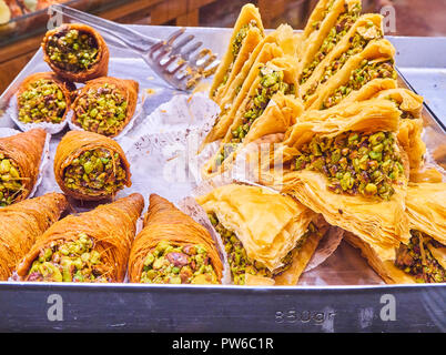 Baklava, einem traditionellen arabischen Dessert mit Schichten von Filo, eine sehr dünne ungesäuerten Teig und Füllung der Muttern gemacht. Stockfoto