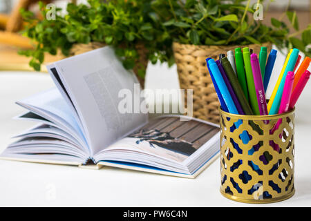 Gold Stifthalter farbige Markierungen, Hintergrund, Büro flatlay, Studie mock up, arbeiten flatlay besetzt, Arbeitsbereich, Bürokonzept, Student, Konzept, Mock-up Stockfoto